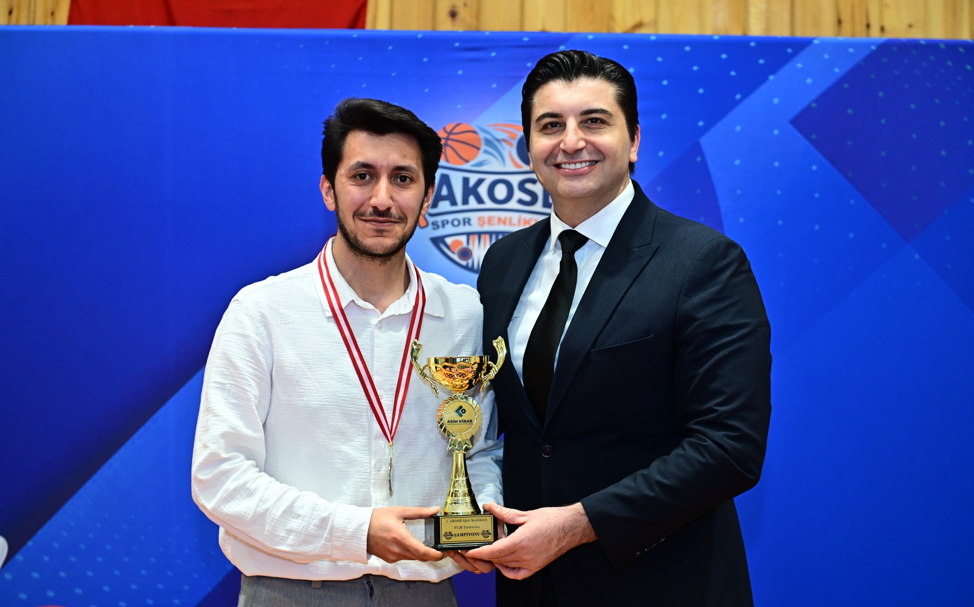 Hyundai receives championship award at the Sports Festival.
